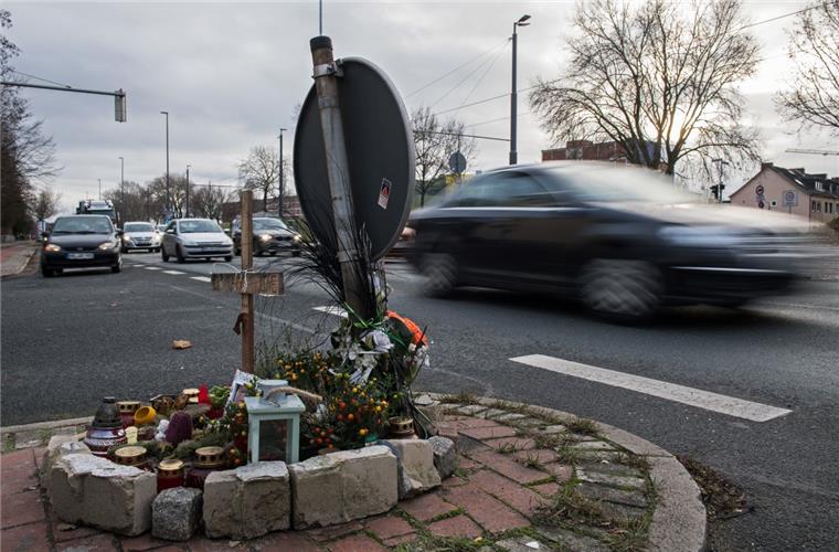 Todesraser von Bremen: Vermutlich keine Verurteilung als Mörder An der Unfallstelle in Bremen-Walle, wo der Rentner durch den Zusammenprall mit dem Motorradfahrer zu Tode kam, liegen Blumen.