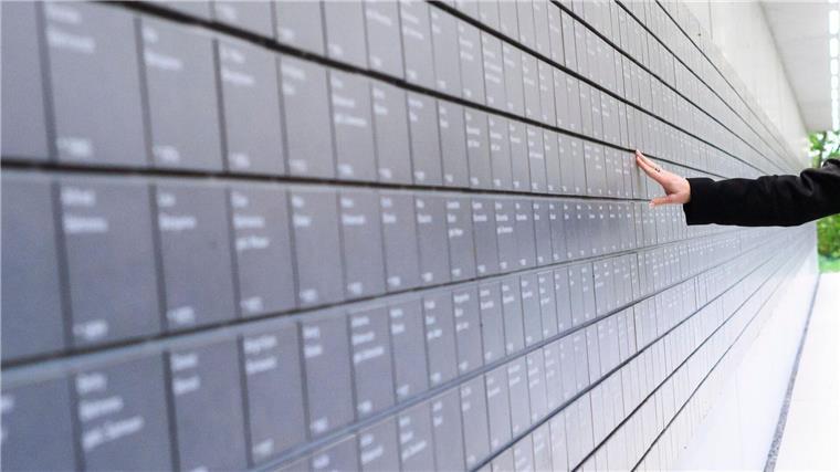 Erneut Vandalismus in Gedenkstätte - Namenstafeln beschädigt An der „Wand der Namen“ auf dem Außengelände der Gedenkstätte Ahlem wurden Erinnerungstafeln beschädigt. (Archivbild)