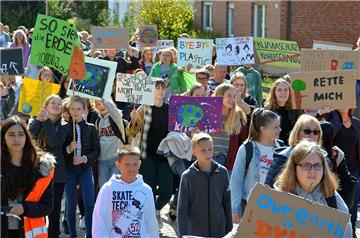 An der zweiten Zevener Demo von „Fridays for Future“ nahmen Freitagnachmittag knapp 300 Personen teil.