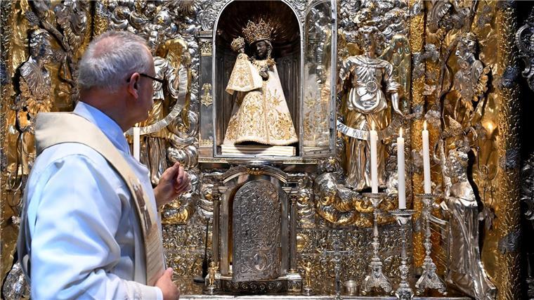 Die Schwarze Madonna, das Osterkleid und die Doppelgängerin An die 30 Gewänder hat die Schwarze Madonna, passend zum jeweiligen liturgischen Fest. Zu Ostern trägt sie weiß.