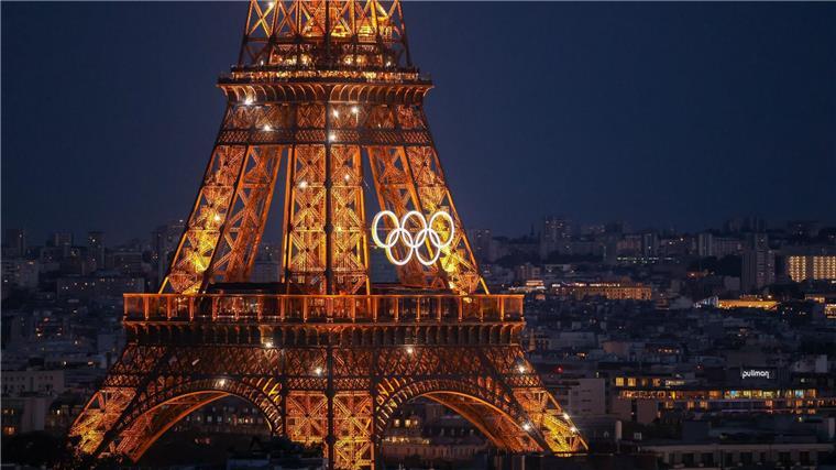 Olympische Ringe bleiben auf Eiffelturm in Paris An die Olympische Spiele in Paris sollen die Ringe auf dem Eiffelturm dauerhaft erinnern (Archivbild).