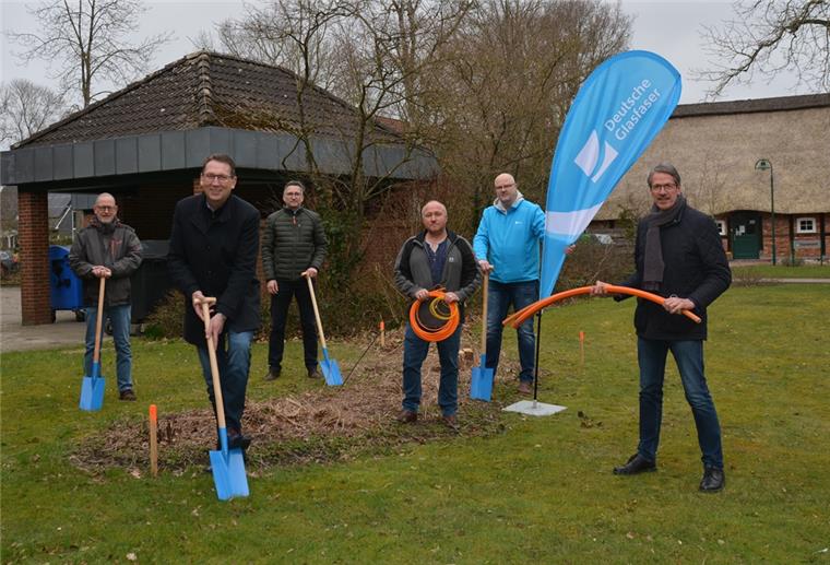 Schiffdorfer surfen bald mit Glasfaser An die Spaten, fertig, los: In Schiffdorf startet jetzt der Ausbau des Glasfasernetzes sehr zur Freude von Michael Dähn (von links), Thorsten Küver, Enno Gerdes (alle Gemeinde Schiffdorf), Frank Zimmermann (Connect Energie GmbH), Thomas Engbers (Deutsche Glasfaser) und Klaus Wirth (Gemeindebürgermeister Schiffdorf).