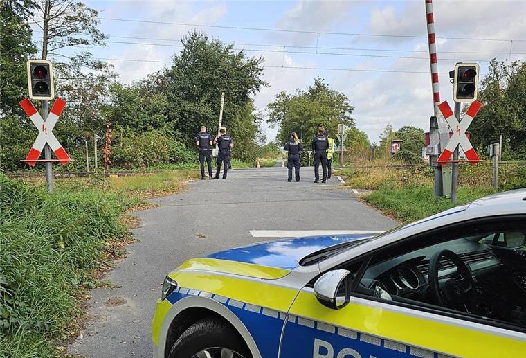 Tragischer Unfall in Bremen: Radfahrer vom Zug überfahren An diesem Bahnübergang kam es zu dem Unglück.