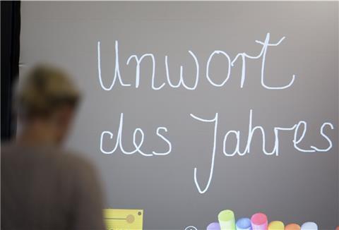 "Unwort des Jahres" steht auf einer Tafel.