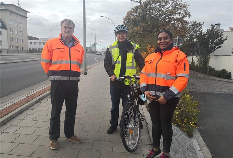 Kennedybrücke: Radfahrer verstehen Routenführung nicht An dieser Stelle fehlt ein Schild, das Radfahrern den Weg zeigt: Uwe Karstens vom Amt für Straßen- und Brückenbau (links) und seine Kollegin Serlyrena Rumaropen (rechts) haben sich die Zeit für eine Begehung genommen.