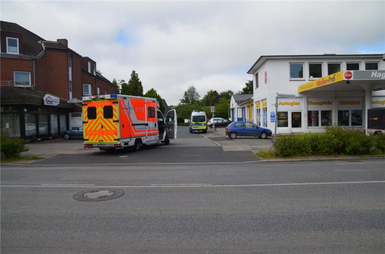 Fehler beim Abbiegen: Radfahrerin schwer verletzt An dieser Stelle im Norden Bremerhavens hat der Autofahrer falsch gehandelt und ist über die durchgezogene Linie gefahren.