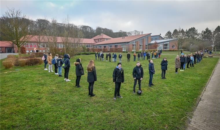 Gymnasium Langen: Im Sommer rollen die Bagger an An dieser Stelle, zwischen dem Schulgebäude und der Sporthalle, soll der 3500 Quadratmeter große Anbau ans Langener Gymnasium entstehen..