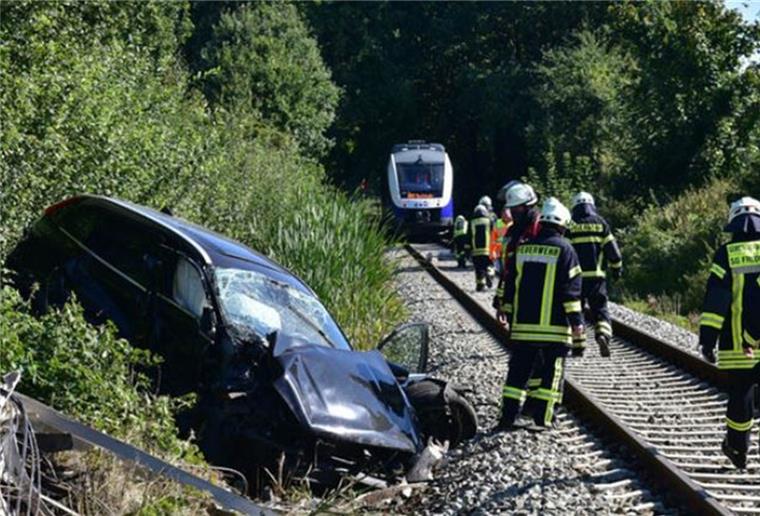 Kutenholz: EVB-Triebwagen erfasst Volvo an Bahnübergang An einem Bahnübergang in Kutenholz gab es einen Zusammenstoß.