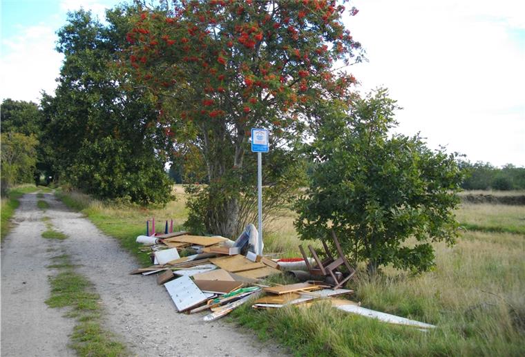 Altenwalde: Illegaler Sperrmüll entsorgt An einem Feldweg wurde der Müll illegal entsorgt.