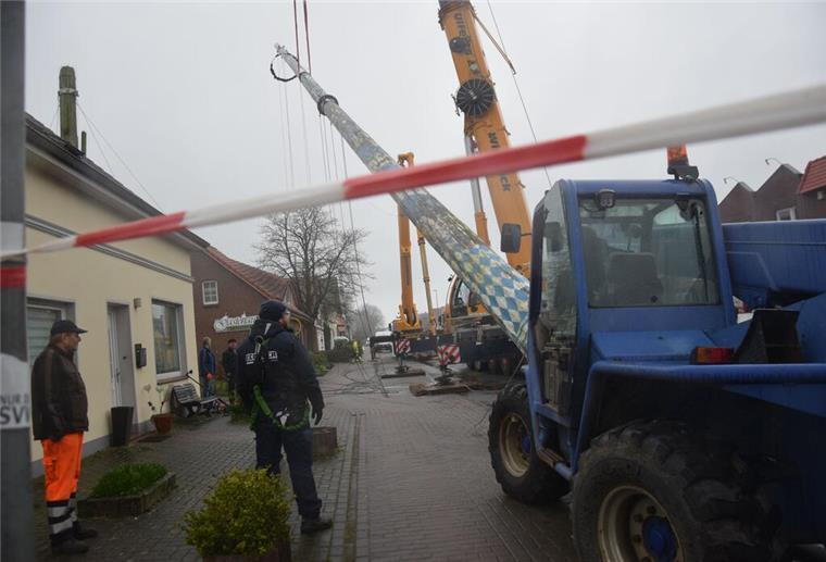 Das Ende für Nordenhams Mega-Maibaum: Hier geht der 39-Meter-Gigant zu Boden Maibaum hängt an Baukran