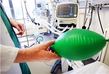 An einem Intensivbett für mögliche Corona-Patienten zeigt ein Arzt die Funktionsweise eines Beatmungsgerätes.