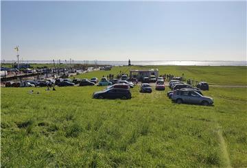 An einem sonnigen Septembertag 2021 hatten etliche Autofahrer ihr Fahrzeug direkt auf dem Wremer Seedeich geparkt. Um eine Wiederholung zu verhindern fordern SPD und Grüne in der Gemeinde ein Parkkonzept.