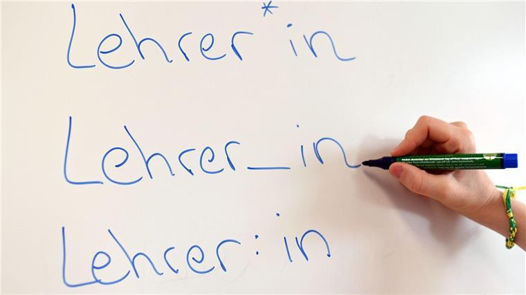 Rechtschreibrat kritisiert „Sonderweg“ beim Gendern An einem Whiteboard steht das Wort „Lehrer“ in verschiedenen Gender-Schreibweisen.