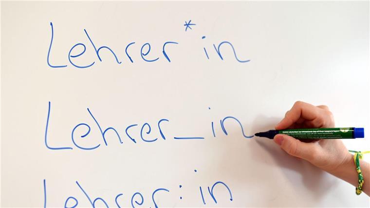 Kritik am „Sonderweg“ beim Gendern an Schulen An einem Whiteboard steht das Wort „Lehrer“ in verschiedenen Gender-Schreibweisen.