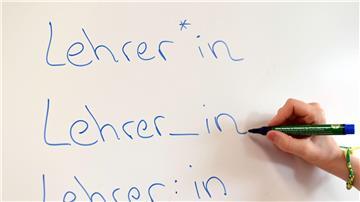 An einem Whiteboard steht das Wort „Lehrer“ in verschiedenen Gender-Schreibweisen.
