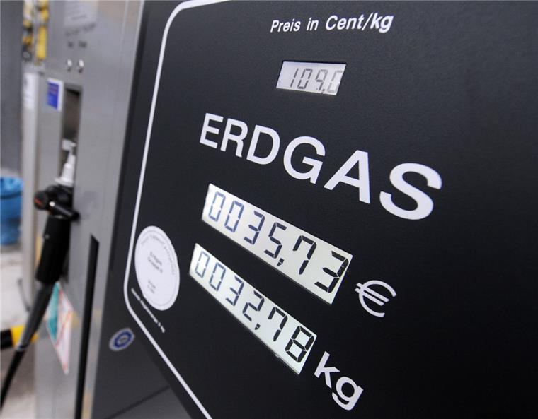 An einer Erdgas-Zapfsäule einer Tankstelle in Bremen hat eine Autofahrerin für einen Feuerwehr- und Polizeieinsatz gesorgt. 