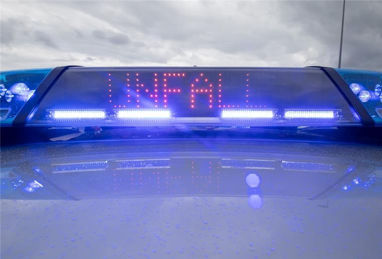 Drei Fahrzeuge bei Unfall im Fischereihafen beschädigt Ein Blaulicht und eine LED-Anzeige leuchten auf dem Dach eines Polizeifahrzeugs.