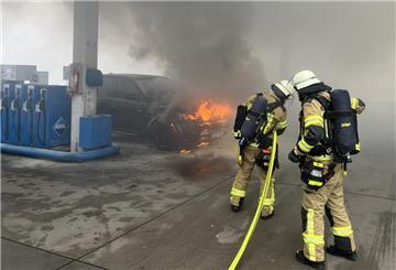 An einer Tankstelle in Bremerhaven-Wulsdorf geriet ein Fahrzeug in Brand. Die Feuerwehr musste anrücken.