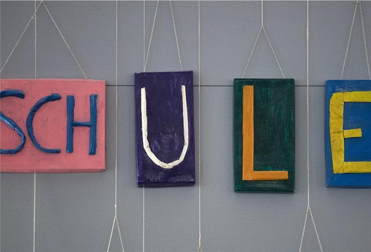 Corona-Aufholprogramm in den Schulen zeigt wenig Erfolge An einer Wand in der Aula einer Grundschule hängt ein Schriftzug "Schule".