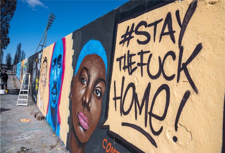 Verbot: Nicht mehr als zwei Personen im öffentlichen Raum An einer Wand ist ein Grafitti mit dem Aufruf #Stay the Fuck Home!. Um die Ausbreitung des Coronavirus zu verlangsamen hat die Bundesregierung das öffentliche Leben erheblich eingeschränkt.