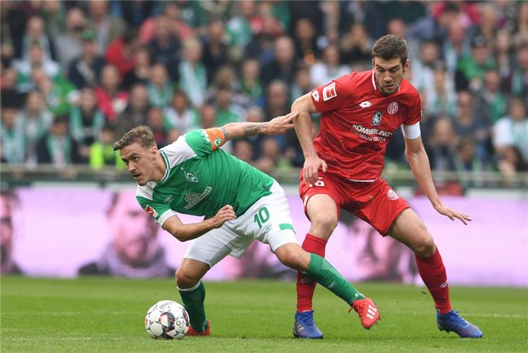 Werder: Kruse bärenstark An ihm kommt im Moment keiner vorbei: Werders Max Kruse (links) kämpft gegen den Mainzer Stefan Bell.