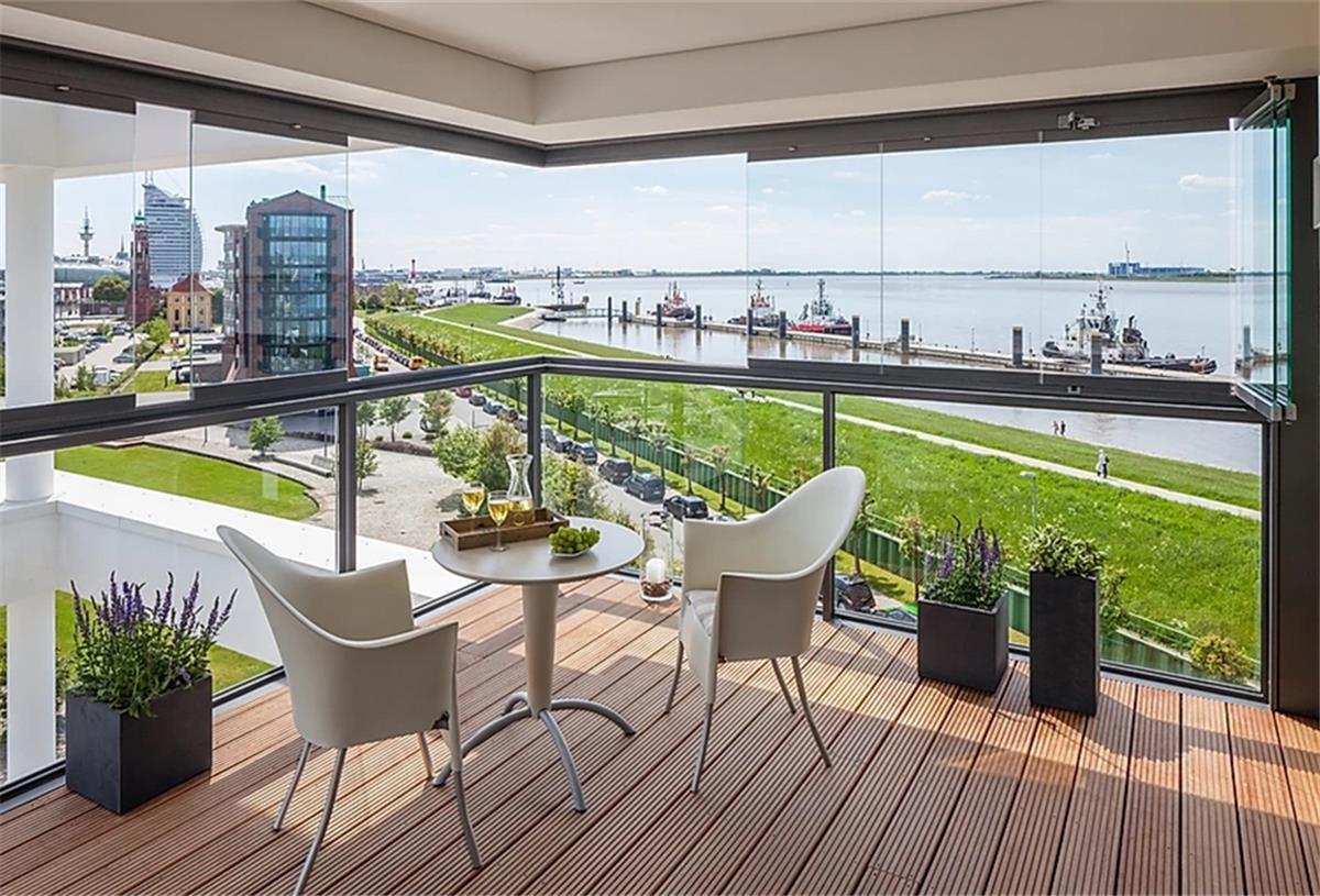 Auf Terrasse oder Balkon in den Frühling starten Balkon mit Weserblick in Bremerhaven