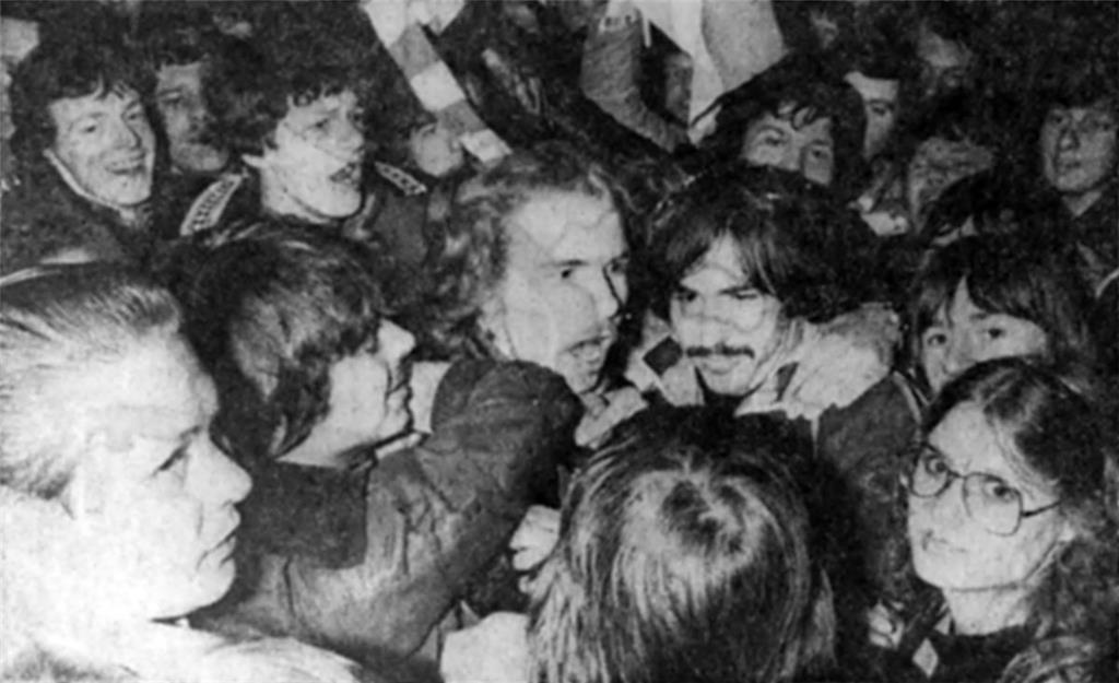 an-Liebling: Nach dem Sieg im entscheidenden Aufstiegsspiel 1978 in Deggendorf w...