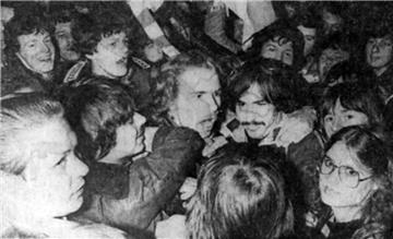 an-Liebling: Nach dem Sieg im entscheidenden Aufstiegsspiel 1978 in Deggendorf w...