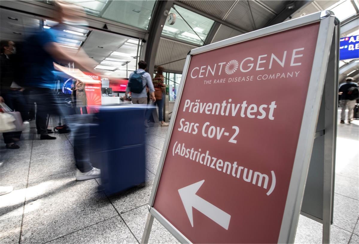 An manchen deutschen Flughäfen können sich Urlaubsrückkehrer kostenfrei auf das Coronavirus testen lassen. 