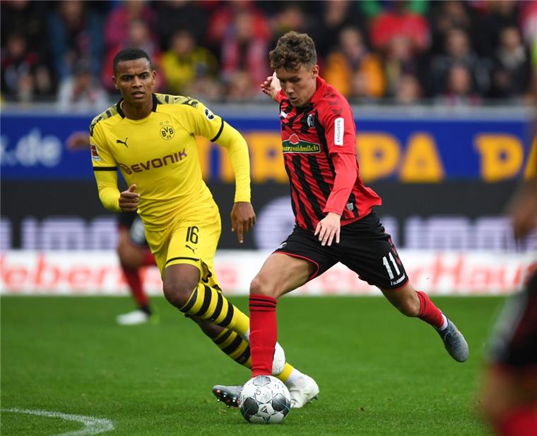 Dortmund kann Bayern-Pleite nicht nutzen An Manuel Akanjis Bein (links) prallt am Ende der Ball ab und rollt ins Tor zum 2:2.
