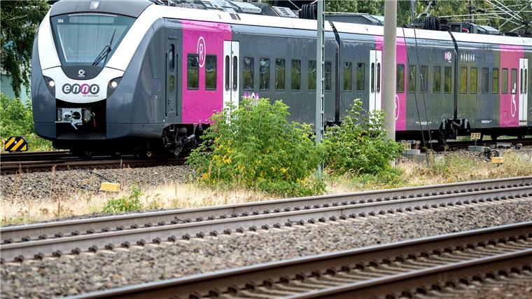 Bahnschranken beschädigt: Verspätungen bei RE50 An mehreren Bahnübergängen sind Schranken defekt. (Symbolbild)