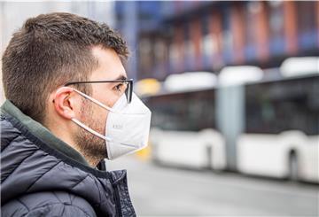 An offenen Haltestellen entfällt die Maskenpflicht.