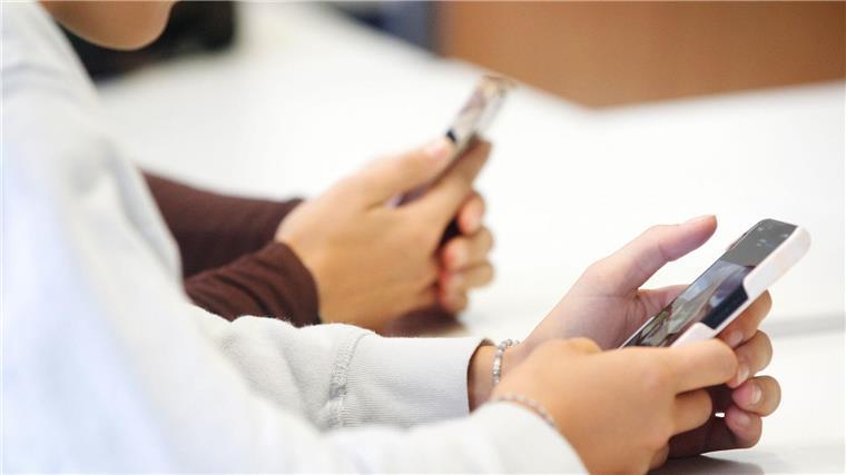 An Schulen der Stadt Bremen sind Handys ab Juni verboten An Schulen in der Stadt Bremen sind Handys ab dem 1. Juni verboten. (Symbolbild)