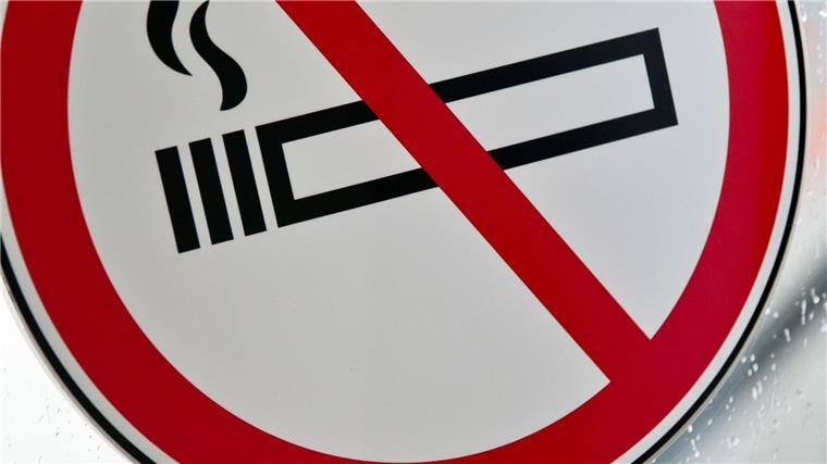 An Schulen in Niedersachsen und Bremen darf nicht geraucht werden - auch E-Zigaretten sind nicht erlaubt. (Symbolbild) 