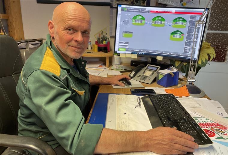 Biogasanlage in Butjadingen produziert Strom für 1000 Haushalte An seinem Bildschirm kann Frerk Francksen verfolgen, wie seine Biogasanlage gerade arbeitet und produziert. Durch die 2-Millionen-Euro-Investition ist sie erheblich flexibler geworden.