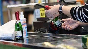 An Silvester sind im kleinen „Nah und Gut“-Supermarkt in Breddorf die letzten Waren übers Band gelaufen. Das Betreiberehepaar Poppe hat das Geschäft aufgegeben. Jetzt zeigt das Unternehmen Myenso Interesse und will dort einen Tante-Enso-Minisupermarkt eröffnen.