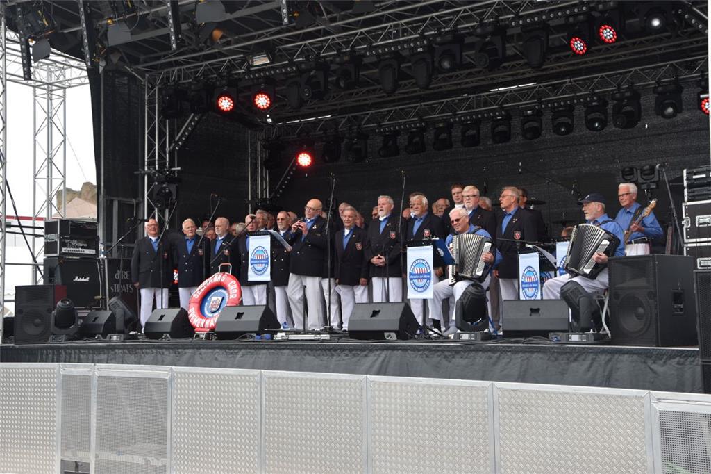 An verschiedenen Ecken sind auf dem Seestadtfest maritime Songs zu hören.