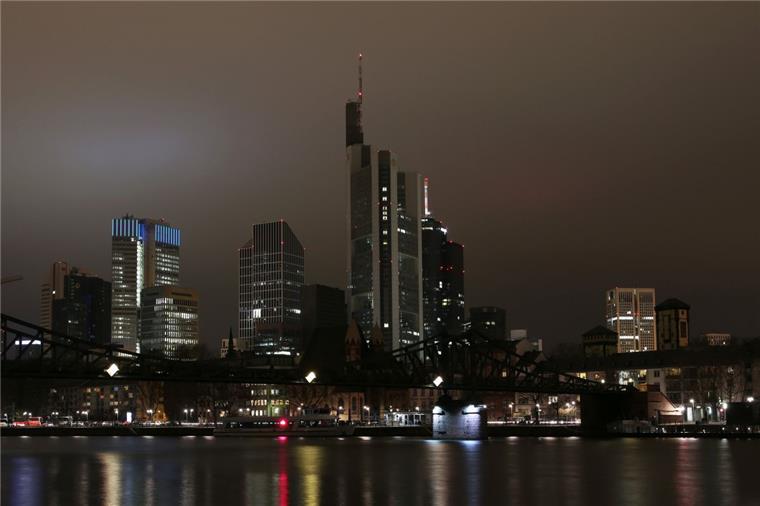Licht aus für weltweite Klimaschutzaktion "Earth Hour" An vielen Gebäuden und Brücken werden bei der "Earth Hour" die Lichter abgeschaltet.