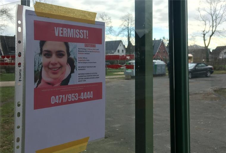 Vermisste Wulsdorferin: Viele Gerüchte, aber keine entscheidende Spur An vielen Stellen in Wulsdorf - wie hier an einer Bushaltestelle - hängen Flugblätter.