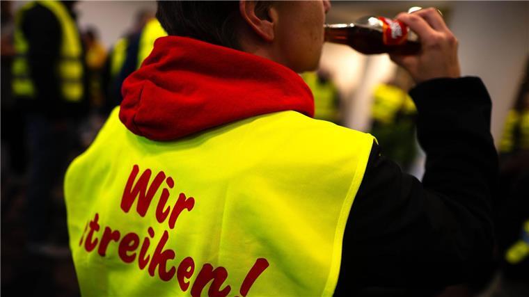 Ausstand bei Coca-Cola beginnt im Norden - Streit um Lohn An vier Standorten in Norddeutschland kam es zu Arbeitsniederlegungen.