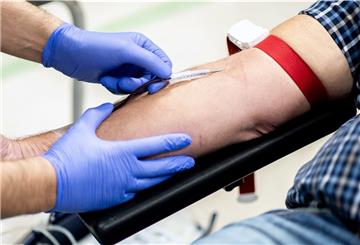 An zahlreichen Terminen können Menschen im Landkreis Cuxhaven unter strengen Hygieneregeln Blut beim Deutschen Roten Kreuz spenden.
