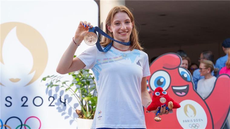 Nach Wertungs-Hickhack: Turnerin Barbosu mit Bronze geehrt Ana Barbosu freut sich über ihre olympische Bronzemedaille.