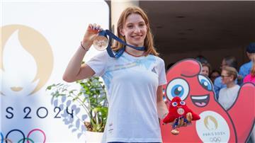 Ana Barbosu freut sich über ihre olympische Bronzemedaille.