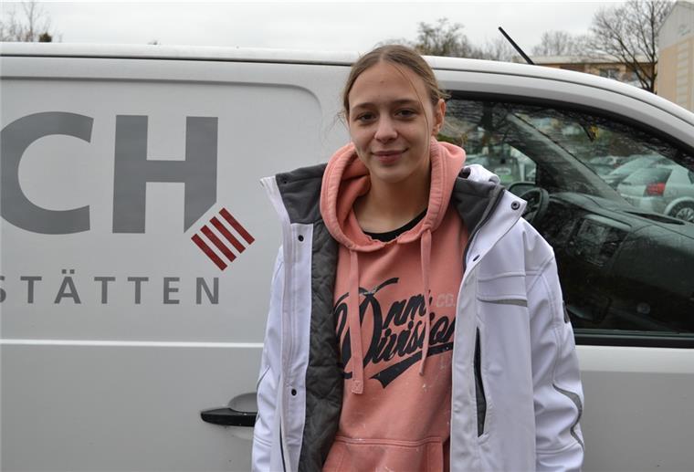 Fachkräftemangel: Azubis können sich den Chef aussuchen Anastasia Schattling bei ihrer Arbeit. Die 17-jährige macht eine Ausbildung zum Maler und Lackiererbei der Firma "Borch".