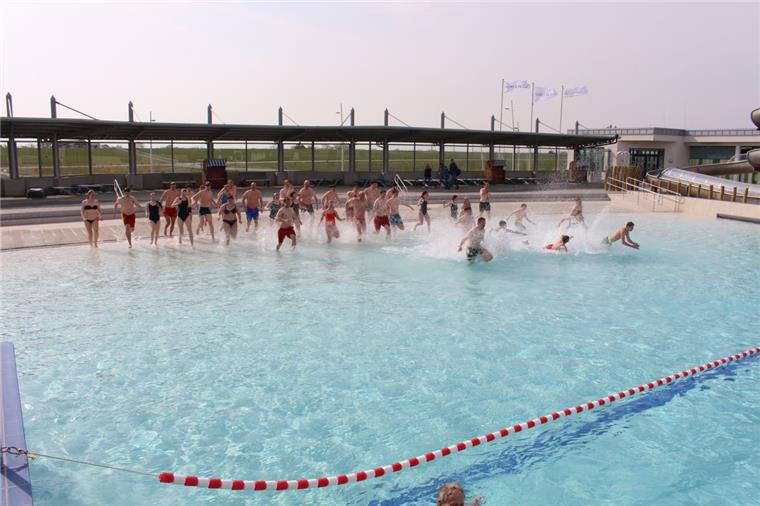 Der Sprung ins kalte Nass: Freibad-Saison startet im nord24-Land Anbaden im Watt'n Bad in Dorum-Neufeld: 40 Mutige stürzten sich beim offiziellen Startschuss zur Freibad-Saison in die Wellen.