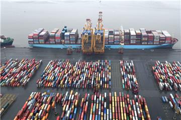 Zu weit entfernt: Anders als am Bremerhavener Kreuzfahrtterminal sind am Containerterminal keine gesonderte Luftmessungen geplant.
