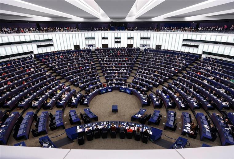 Ein Kreuz reicht: Was beim EU-Wahlzettel zu beachten ist Anders als bei Bundestagswahlen können auch deutsche Kleinstparteien mit niedrigem einstelligem Wahlergebnis ins EU-Parlament einziehen.