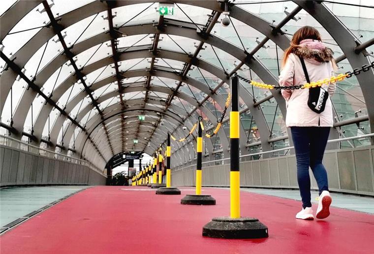 Havenbrücke: Warum wird die Spurtrennung nicht entfernt? Glasröhrenbrücke