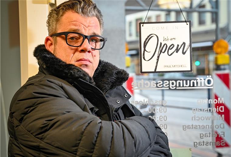 Bremerhavener Friseur klagt gegen Schließung Andre Albers aus Bremerhaven und andere Friseure in Deutschland sind in Not. Deshalb ziehen sie jetzt vor Gericht.