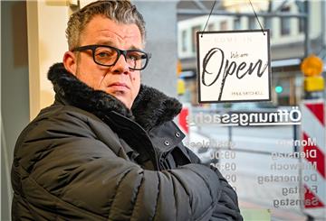 Andre Albers aus Bremerhaven und andere Friseure in Deutschland sind in Not. Deshalb ziehen sie jetzt vor Gericht.